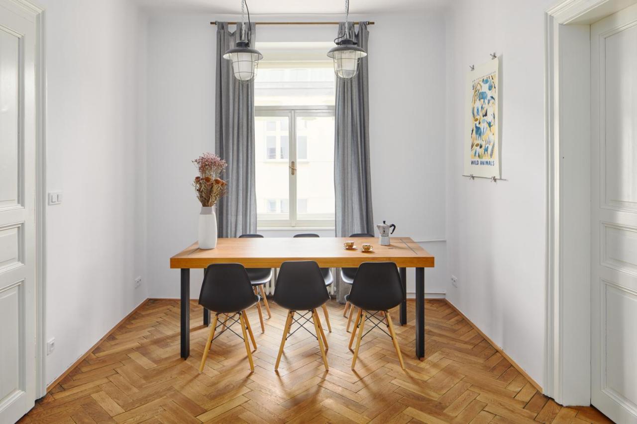 Artsy Flat Near Wenceslas Square By Days Daire *